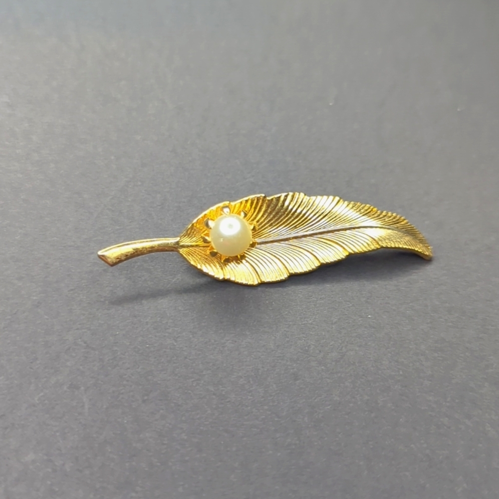 ❤️5/$25  Vintage 1980 Leaf Faux Pearl Brooch